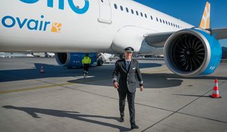 Kaptein og sjefsflyver Johan Boström er fornøyd etter inspeksjonen på Novairs nye A321 Neo.
