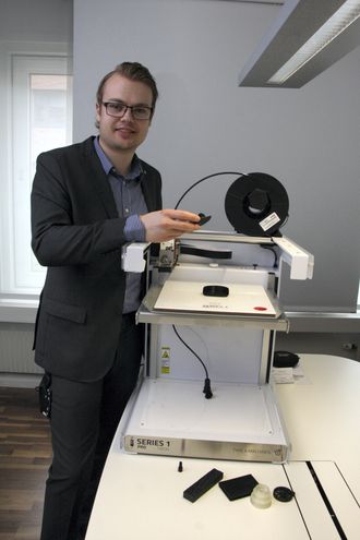 Jonas Borchgrevink er en av fire traineer som skal bidra til å hjelpe Wilhelmsen med digitalisering og teste ut nye ideer. Her viser han flere plastdeler laget med 3D-printeren. Noen av dem er laget bare for å teste mulighetene, og andre er reelle deler som eller måtte vært lagret.