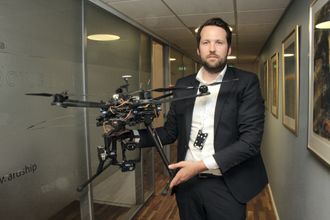 Marius Johansen med en drone selskapet har testet. Wilhelmsen vil benytte en annen drone til tesing i Singapore. -Det skjer mye på dronefronten hele tida, sier Johansen.