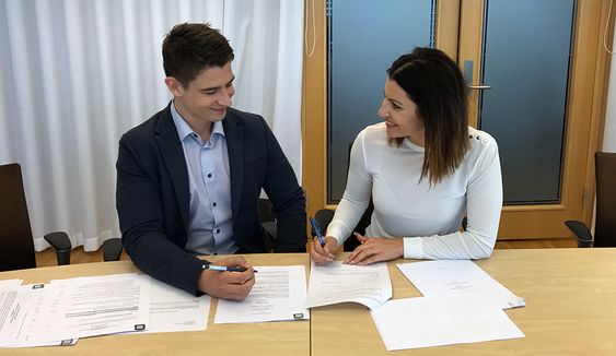 Sindre og Silje Landevåg lot til å være fornøyd med signeringen som slapp nye eiere inn i nettsuksessen Get Inspired.