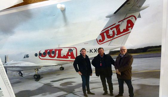 Her er Jula-eier Karl-Johan Blank (t.v.), Per Jacobsen og Joakim Frykberg, administrerende direktør i Jula AB, på vei til butikkene i Trøndelag og Nordland tidligere i år.