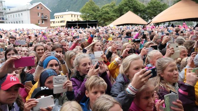 FOREVIGA IDOLA: Publikum sørgar for å få med seg eit minne heim frå konserten til Marcus og Martinus. Målrock ønskjer å halde fram å satse på eit yngre publikum på opningsdagen av festivalen.