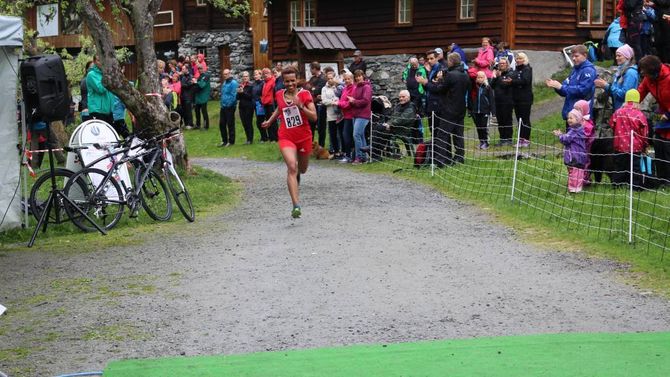 RASKASTE KVINNE: Kia Gemechu frå Sogndal slo løyperekorden sin frå i fjor.