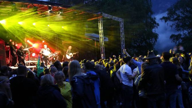 REKORD: Jordeplerock sette publikumsrekord med om lag 2400 innom dørene i fjor - då var DDE og Sandra Lyng dei store trekkplastera. Med publikumsfavoritten Vassendgutane klare og jamt over kjende band på blokka til festivalleiinga skulle det vera duka for at mange finn vegen til årets festival også. Arkivfoto