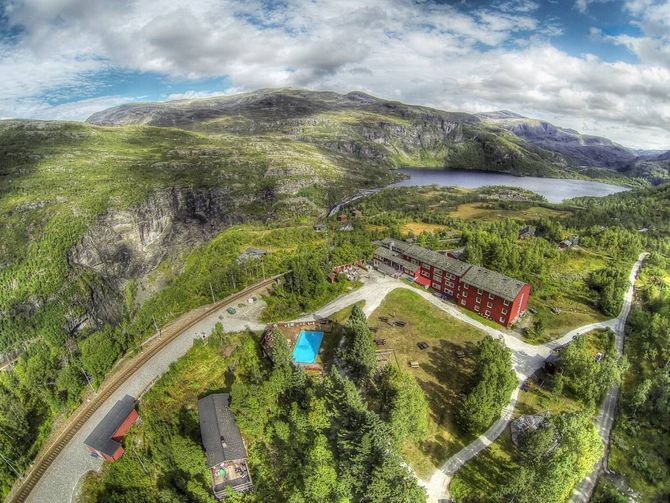 NY GESKJEFT: Kvar sommar er tusenvis av gjester innom det raude hotellet på toppen av Flåmsbana. No håper dei vinteren skal bli like travel.