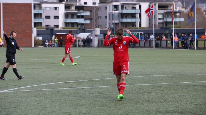 SKUFFA: Årdal hadde fleire gode sjansar til å ta leiinga i 1. omgang, men sleit med utteljinga. Johnny Aspeseter Hagen er fortvila.