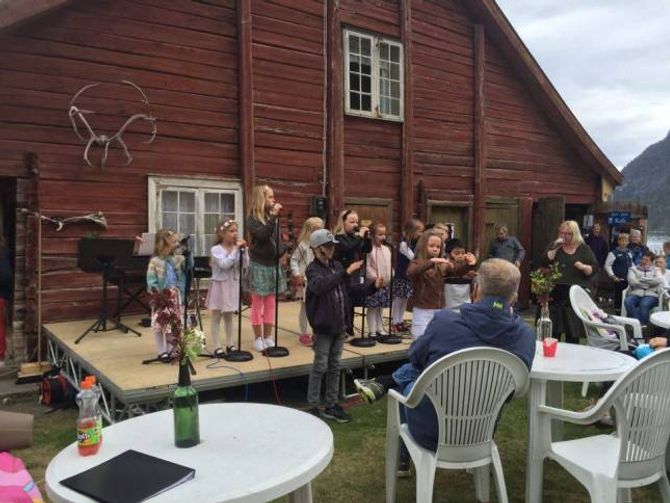 FOR HEILE FAMILIEN: Det var to konsertar, ein med dei yngste elevane og ein med dei eldre ungdommane og vaksne. Til saman byr det på underhaldning for heile familien.