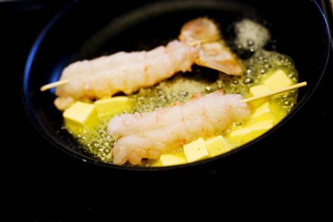 PÅ PINNE FOR DEG: Ein trepinne gjennom krepsehalane gjer steikinga enklare.