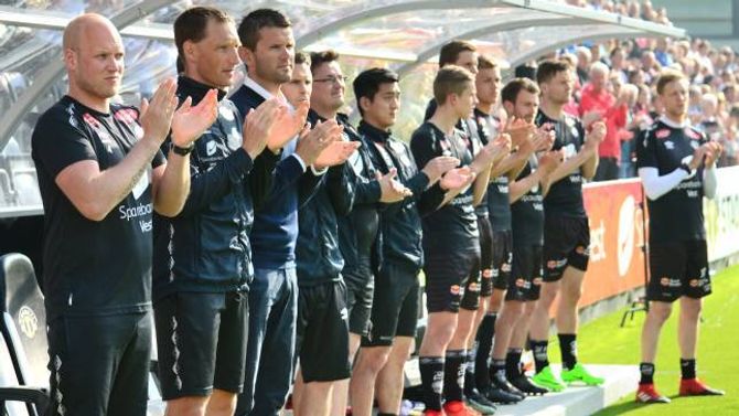 VERDIG: For spelarane og støtteapparatet til Sogndal var det spesielt å ta farvel med ein kjær ven og kollega gjennom mange år.