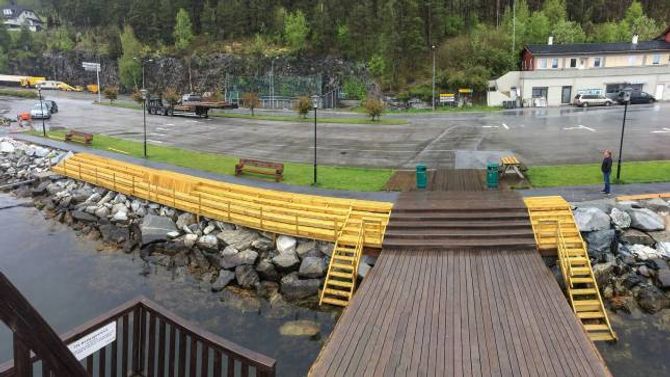 FJORDTRIBUNE: Til sommaren blir det truleg ekstra mykje folk og liv på kaia når det oppgraderte badeanlegget står klart til å bli tatt i bruk.