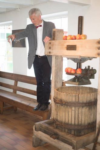 HISTORISK: Under opninga fortalte Åge Eitungjerde ved Ciderhuset om den gamle fruktpressa som vart kjøpt inn til Balestrand i 1910, samstundes som Lerum og Drægni fekk sine.