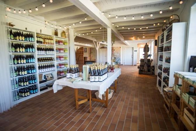 FERDIG BOUTIQUE: For eitt år sidan vart det lov for produsentar å selje mjød og eplesider direkte til kundane. Perfekt timing for Ciderhuset som trengte ein butikk for å passe Économusée-konseptet.