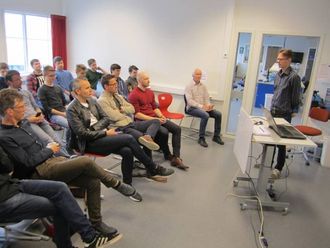PRESENTASJON: Lærar Njål Sire fortel om låsprosjektet framfor ei forsamling av IT-ekspertar frå lokale verksemder og instansar.