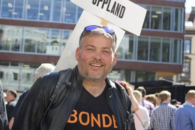 LITE FORSTÅING: Ordførar i Lom kommune, Bjarne Eiolf Holø, driv sjølv eit mindre gardsbruk. Han meiner politikarane ikkje viser tilstrekkeleg forståing til arbeidet som blir lagt ned av bøndene.