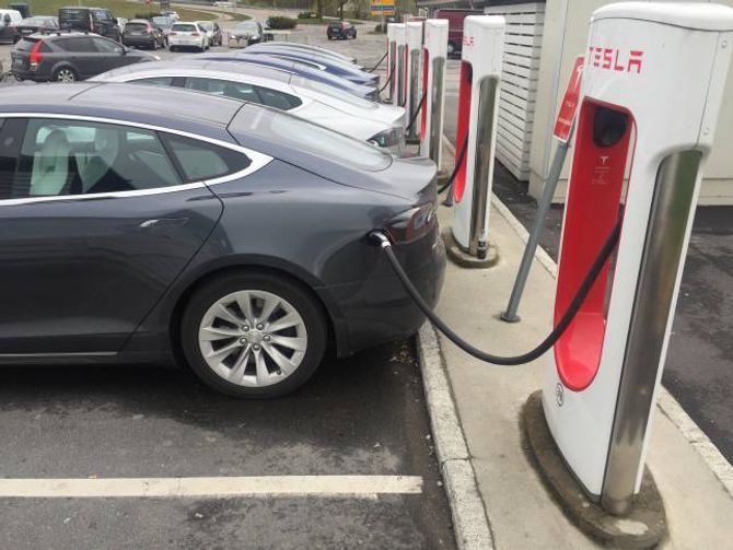 KLATTELADING: Trikset er å superlade ei lita stund når ein kan. I visse periodar kan det vere kø, og da er det unødvendig å bruke lang tid på å toppe batteriet.