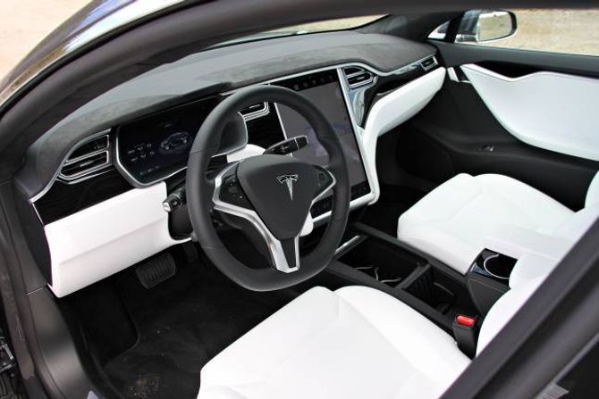 TVILSAMT: Interiøret i testbilen var for spesielt interesserte. Kritkvitt skinn er ikkje så praktisk.