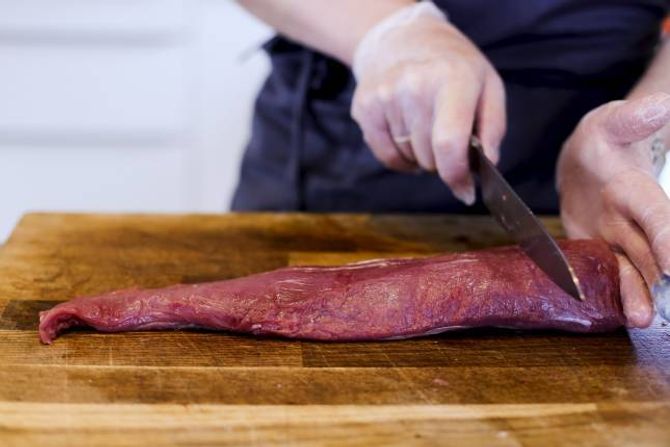 LUKSUS: Indrefileten av kalv er grovfibra, laus, mør, saftig, lys og med ein mild, nydeleg meieriaktig kjøtsmak.