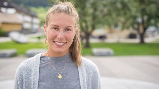 I HEIMTRAKTENE: Ho har gjort det til ein vane å herje på fotballbana i USA, no er ho på ferie i heimbygda Sogndal– og held ved like scoringsformen for gamleklubben Kaupanger.