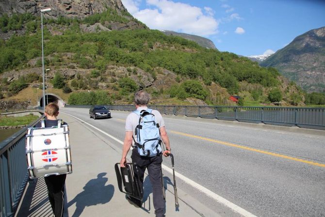 VEGARBEID: Det er vegarbeid her på brua ved Fodnestunnelen som gjer at instrumentberande musikarar og publikum ikkje kan nytta den kortaste ruta til Mjølkeflaten. Arkiv