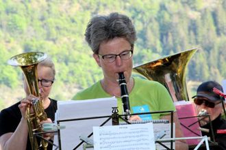 FINT VÊR: Då konserten gjekk av stabelen på Mjølkeflaten i fjor hadde Magnhild Aspevik og dei andre musikarane strålande vêr å spela i. Slik ser det ut til å bli i år også. Arkiv