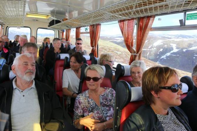 UTVALDE GJESTER: med på jubileumsturen var fleire av dei som bygde vegen, fleire som køyrde buss over vegen første åra og representantar frå instansar som har hatt med vegen å gjera i form av eigarskap eller forvalting.