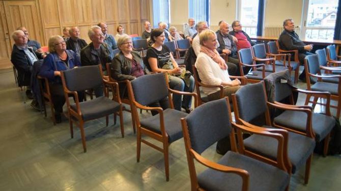 GLISSENT: Folkemøtet om kommunesamanslåing greidde ikkje heilt å fenge dei vel elleve tusen innbyggjarane i Sogndal, Leikanger og Balestrand.