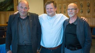 TOPP STEMNING: Trass sviktande møte var humøret hos denne trioen på topp etter folkemøtet. Frå venstre: ordførar Jarle Aarvoll i Sogndal, ordførar Jon Håkon Odd i Leikanger og professor Oddbjørn Bukve ved Høgskulen på Vestlandet.