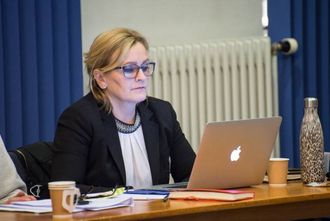 SPLEISELAG: Rita Navarsete (Frp) håpar naboane Luster og Leikanger innser at det løner seg å dele på utgiftene som kjem av dei skjerpa legevaktkrava.
