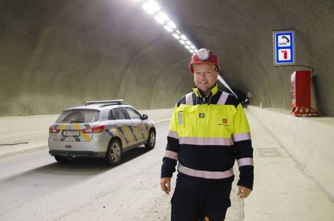 TOPP MODERNE: Tunnelen får det siste innan led-belysning, fortel Terje Adolfsen, kontrollingeniør på elektroarbeidet i tunnelen.