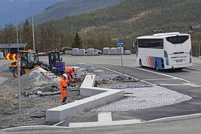 TYINKRYSSET: På busshaldeplassen i Tyinkrysset blir det no pynta opp, mellom anna med benkar i granitt.