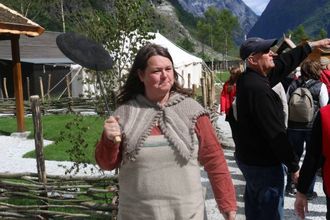 BESTEMT: Mannen til denne vikingen har vonleg gøymt seg godt..