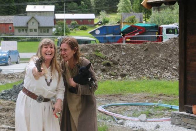 CATFIGHT: Når fotografen blir oppdaga, kjem smilet brått fram - i alle fall hjå den eine.