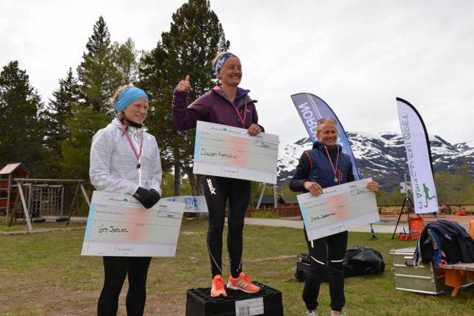 RASKASTE KVINNE: Elisabeth Angermund-Vik frå Varegg Fleridrett var raskaste kvinne opp Flåmsdalenløpet. Sophie Dedekam Kryvi og Gro Jordalen kom på 2. og 3. plass.