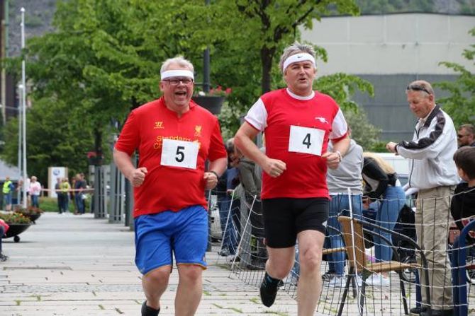 DISKA: Det måtte fotofinish til for å skilja dei over målstreken, men Steinar Fodnes og Kjell Kauppi vart begge diskvalifisert for å ha kutta svingar.