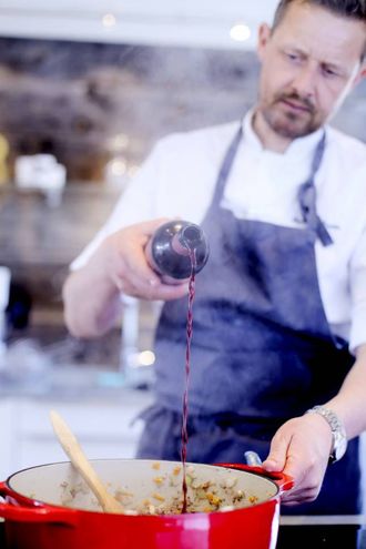 VIN: Skal koke godt inn i raguen. Både kvit og raud kan brukast.