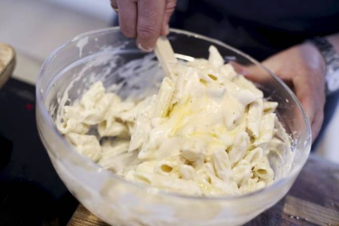 SUPERTRIKS: Rør bechamel-saus inn i pastaen.