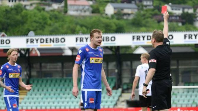 AUGEBLIKKET: Sandefjords Christer Reppesgård Hansen ser vantru på at dommaren gir han marsjordre. Etter kampen varsla bortelaget at dei vil protestere på avgjersla.