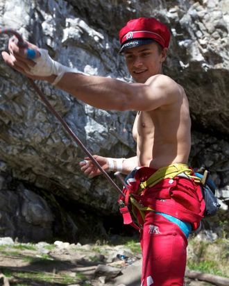 STUNT: Håvard Helgesen (18) er siste års junior, men allereie i norgestoppen i klatring.