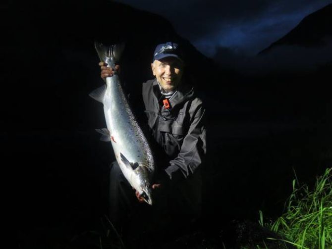 ÅRETS FØRSTE: Rolf Jerving fanga årets første laks tre minutt etter at fiskesesongen opna ved midnatt. Laksen var på 9,5 kilo og vart teken i hølen Nedre Hansen.