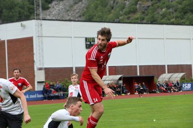 STERK: Aspeseter Hagen meiner Årdal tok sogndølene på fysikken. Her viser han nettopp det då han stanga inn 2-0-målet.