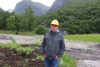 BYGGET: Anleggsleiar Fred Yttri med området der sjølve Europrisbygget vil koma opp i bakgrunnen. På flata med trea til venstre på biletet vil brakkeriggen stå, og her blir det klargjort for eit eventuelt byggjetrinn 2.