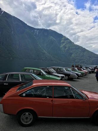 PÅ FJORD TIL FJELL: Dei franske bilane samla på kaien på Tangen. Privat foto