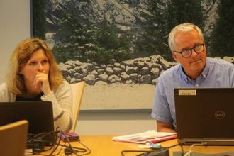 – TO FLUGER I EIN SMEKK: Kåre Mentz Lysne (Ap), her ved sidan av Annike Vanberg (SV)