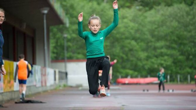 I SVEVET: Kristine Moe Låksrud driv mest med handball, men kan tenke seg å starte med friidrett òg.