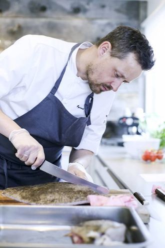 OPPDELING: Fisken delast først i to på langs, ein halv centimeter til høgre for stripa i fiskeskinnet.