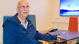 GOD HJELPAR: Alfred Brusegard jobbar på tenestetorget i Sogndal kommune og har god bruk for mobiltelefonen både i arbeid og i kvardagen. Måndag var han på besøk på Difi for å dele sine erfaringar.