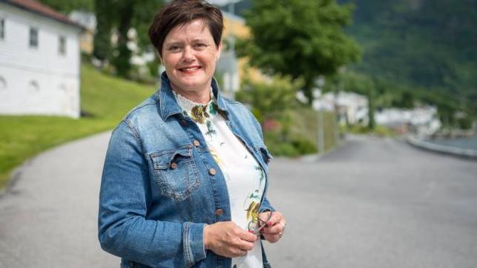 ETTERLYSER OPPLÆRING: Heidi Sårheim i Blindeforbundet meiner smarttelefonen er eit fantastisk verktøy for synshemma, men då må kommunane ta ansvaret og sørge for opplæring.