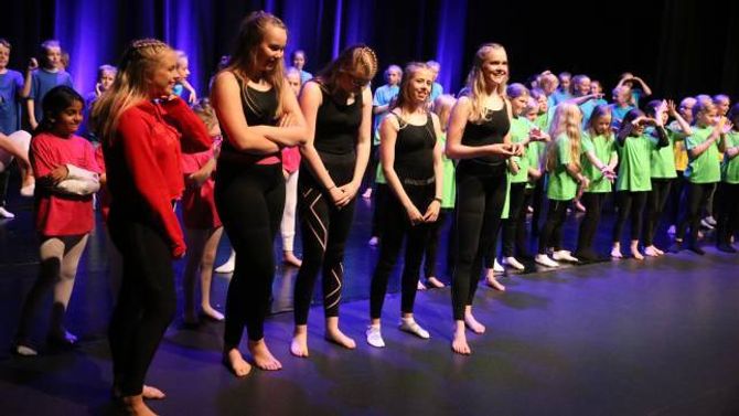 SJØLVLAGA: Det er dei fem jentene Thea Øren, Sofie Veum Forthun, Karoline Kvåle Låksrud, Sofie Øren og Karoline Molland Hjønnevåg som står bak showet.