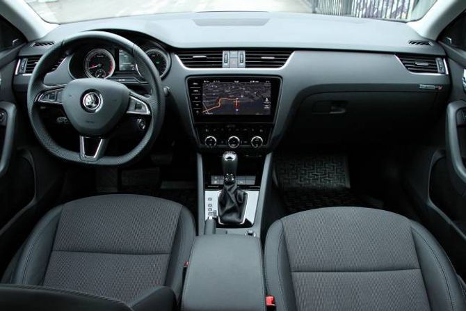KJENDE SAKER: Skoda lagar ryddige interiør, med eit ganske likt oppsett som i Fiaten, bortsett frå at skjermen sit lågare. Kvaliteten kjennest betre i Skoda enn i Fiat.
