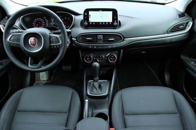 ORDEN: Interiøret i Fiat Tipo fungerer fint. Det meste av funksjonar er samla i skjermen, som er av berøringstypen og har svært god grafikk.